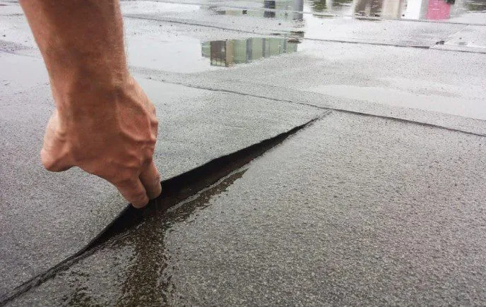 Daklekkage opsporen op een plat dak