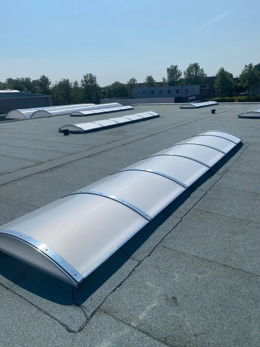 Plat dak met lichtkoepels in Helmond