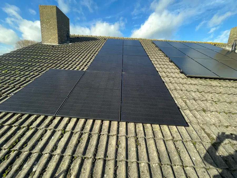 Zonnepanelen op pannendak in Eindhoven